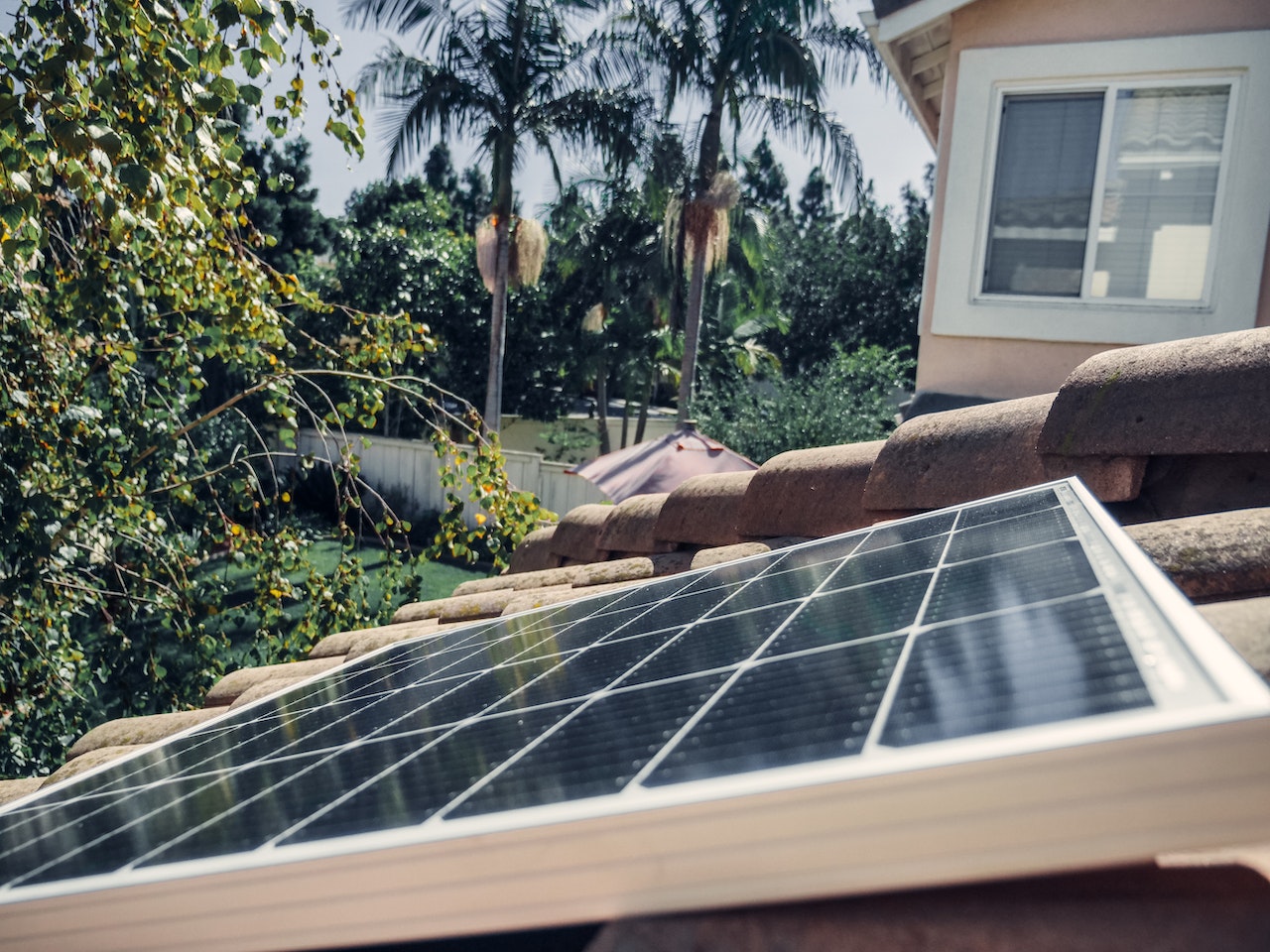 Comment les panneaux solaires peuvent aider à réduire votre facture d’électricité