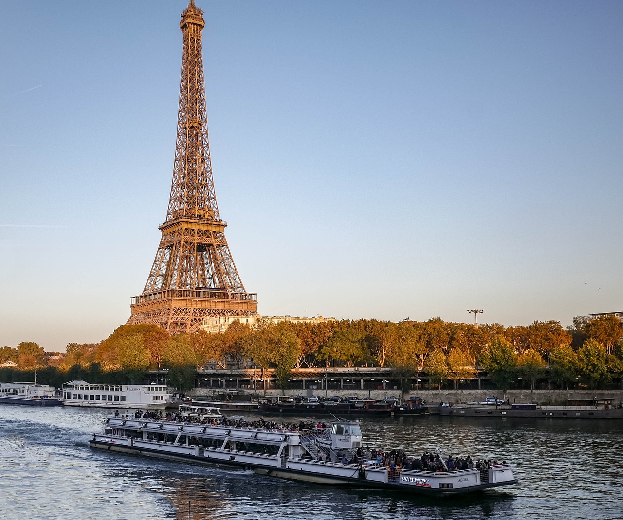 Location d’une péniche à Paris : quels sont les 4 principaux avantages ?