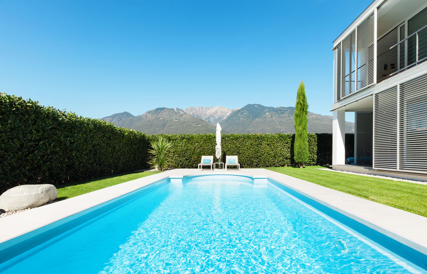 Verre trempé ou feuilleté : quel type de verre privilégier pour un garde-corps de piscine ?