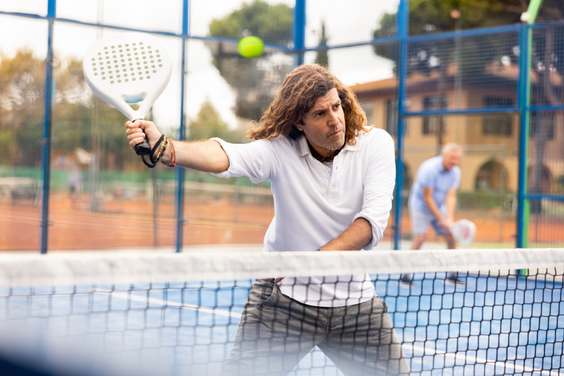 Le Padel : Le Guide du Nouveau Sport qui Fait Cliquer Tout Paris